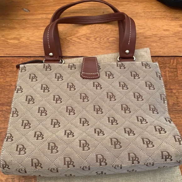 Beautiful Dooney and Bourke Satchel Bag - Picture 6 of 12